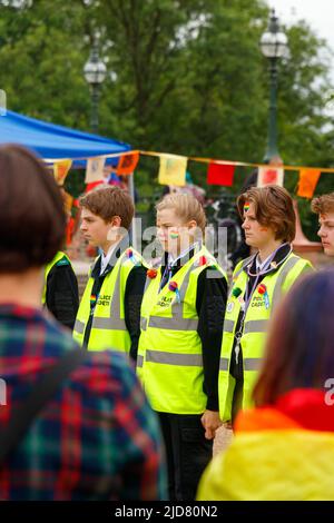 Ragazzi e ragazze della polizia si allineano per l'ispezione all'evento Stoke Gay Pride a Hanley Park Sabato 18th Giugno 2022 Foto Stock