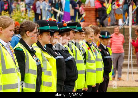 Ragazzi e ragazze della polizia si allineano per l'ispezione all'evento Stoke Gay Pride a Hanley Park Sabato 18th Giugno 2022 Foto Stock