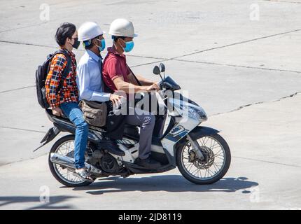 SAMUT PRAKAN, THAILANDIA, 10 2022 GIUGNO, un trio di uomini che cavalcano una moto Foto Stock