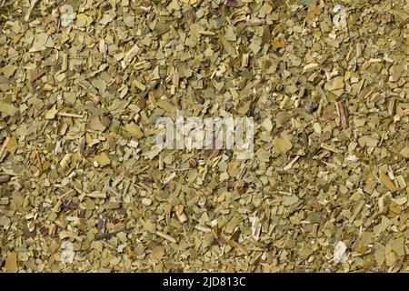 Il tradizionale caffè secco sudamericano ricco tè Mate lascia la cornice completa in primo piano come sfondo Foto Stock