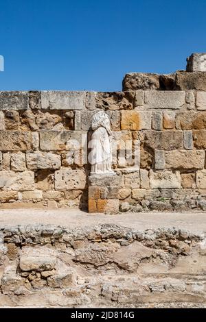 Una statua alle rovine dell'antica Salamis vicino a Famagosta, sull'isola di Cipro Foto Stock