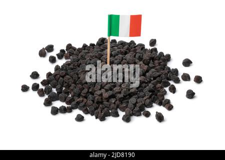 Mucchio di ceci neri Murgia, ceci nero, noto anche con il nome di cece del solco dritto , con la bandiera italiana in cima isolata su sfondo bianco Foto Stock