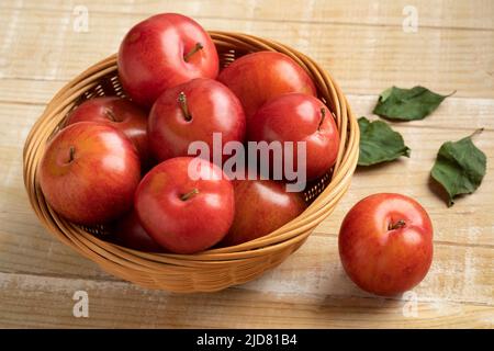 Cestino con prugne dolci fresche mature di ciliegia da vicino Foto Stock