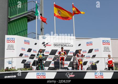 Hohenstein Ernsthal, Germania. Giugno 19th 2022. Gara Moto3 durante il Liqui Moly Motorrad Grand Prix Deutschland al circuito di Sachsenring, Hohenstein-Ernsthal, Germania. Foto: Izan Guevana (ITA) del GASGAS Apar Team 1st posto, Dennis Foggia (ITA) del Leopard Racing 2nd posto e Sergio Garcia (SPA) DEL GASGAS Apar Team sul podio Foto Stock