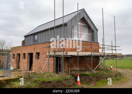 Woodbridge Suffolk UK Febbraio 20 2022: Un vecchio fienile e scuderie che sono nel mezzo di essere convertiti in una moderna casa di famiglia Foto Stock