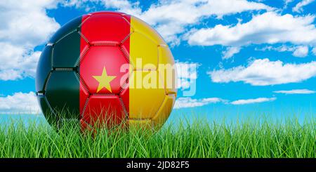 Pallone da calcio con bandiera cameroniana sull'erba verde contro il cielo blu, 3D rendering Foto Stock