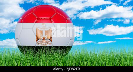 Pallone da calcio con bandiera egiziana sull'erba verde contro il cielo blu, 3D rendering Foto Stock