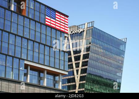 Google a Reston, Virginia, Stati Uniti. Uffici Google nell'edificio della stazione di Reston. Bandiera degli Stati Uniti in costruzione. Washington, D.C., area metropolitana. Foto Stock