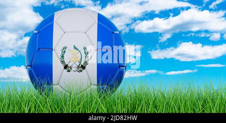 Pallone da calcio con bandiera guatemalteca sull'erba verde contro il cielo blu, 3D rendering Foto Stock