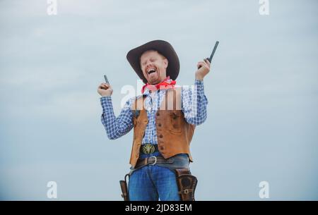 Cercavo occidentale. Buon cowboy divertente con arma. Bandito americano, uomo occidentale con cappello. Ovest e pistole. Foto Stock