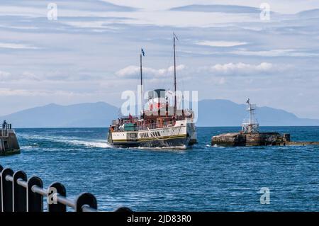 Last SEA Going Paddle Steamship Waverley avvicinarsi a Port Ayr 15th giugno 2022 prima della crociera di 75th anni il 17th giugno 2022 Foto Stock