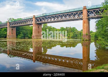 Una serata di giugno con meravigliose riflessioni al Cooks Pond Viaduct Sussex Inghilterra Foto Stock