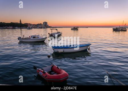Barche nel porto di Umago durante il tramonto Foto Stock
