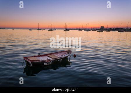 Piccola barca a remi nel porto di Umago Foto Stock