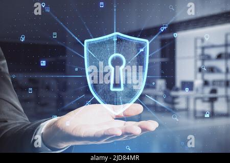 Concetto di sicurezza dei dati digitali e della rete aziendale con simbolo di schermatura virtuale proiettato a mano dall'uomo con keyhole all'interno Foto Stock