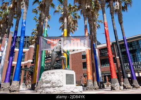 Statua di Willie Mays durante una partita MLB tra i Kansas City Royals e i San Francisco Giants all'Oracle Park di San Francisco, California, il 15 giugno, Foto Stock