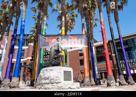 Statua di Willie Mays durante una partita MLB tra i Kansas City Royals e i San Francisco Giants all'Oracle Park di San Francisco, California, il 15 giugno, Foto Stock