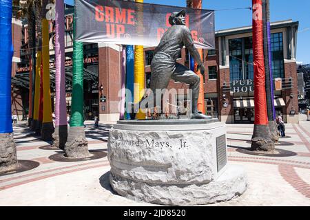 Statua di Willie Mays durante una partita MLB tra i Kansas City Royals e i San Francisco Giants all'Oracle Park di San Francisco, California, il 15 giugno, Foto Stock