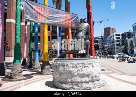 Statua di Willie Mays durante una partita MLB tra i Kansas City Royals e i San Francisco Giants all'Oracle Park di San Francisco, California, il 15 giugno, Foto Stock