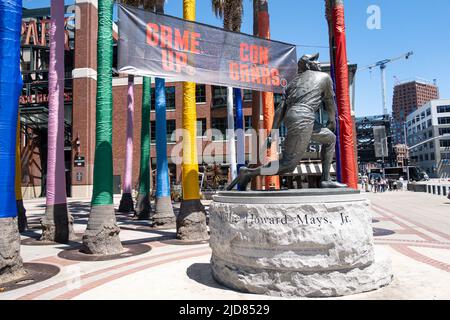 Statua di Willie Mays durante una partita MLB tra i Kansas City Royals e i San Francisco Giants all'Oracle Park di San Francisco, California, il 15 giugno, Foto Stock