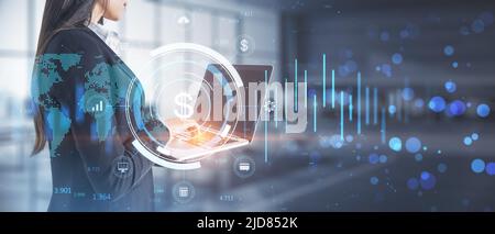 Concetto internazionale di business online con doppia esposizione di donna d'affari utilizzando laptop e schermo digitale con mappa del mondo, dollari e segni finanziari Foto Stock