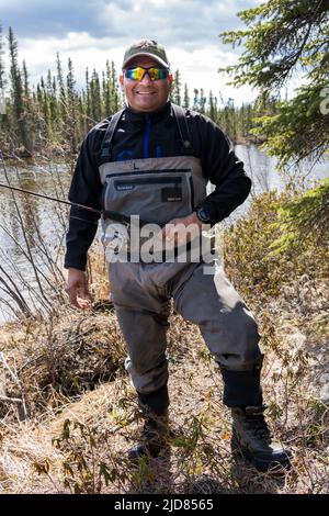 Pesca del graniling artico (Thymallus articus) all'interno dell'Alaska Foto Stock