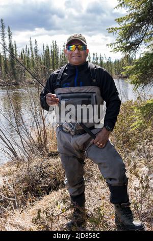 Pesca del graniling artico (Thymallus articus) all'interno dell'Alaska Foto Stock