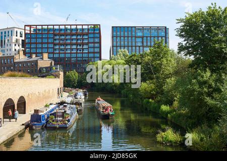 Il Regent's Canal a Coal Drops Yard, King's Cross, Londra, in estate Foto Stock