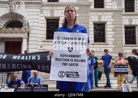 Londra, Regno Unito. 11th giugno 2022. Manifestanti al di fuori del Tesoro. Estinzione medici, infermieri e altri professionisti della ribellione si sono riuniti per una protesta a Westminster per chiedere la fine degli investimenti nei combustibili fossili. Foto Stock