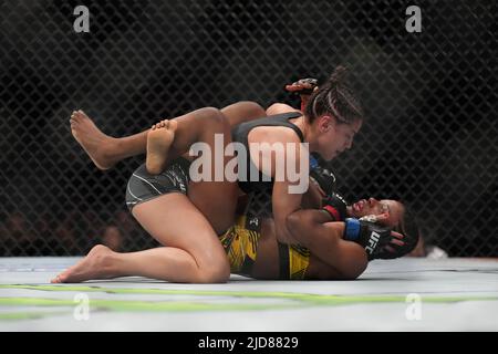 Austin, Texas, Austin, Texas, Stati Uniti. 18th giugno 2022. AUSTIN, TX - GIUGNO 18: Maria Oliveira (TOP) controlla il corpo di Gloria de Paula nelle loro donne Strawweight bout durante l'UFC Fight Night: Kattar contro Emmett evento al Moody Center il 18 giugno 2022 ad Austin, Texas, Stati Uniti. (Credit Image: © Louis Grasse/PX Imagens via ZUMA Press Wire) Foto Stock