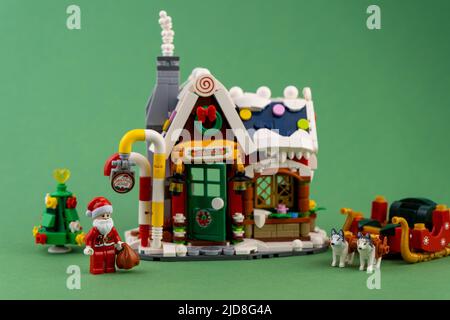 Giocattolo di Capodanno. Casa d'inverno di Babbo Natale. Dettagli sui mattoni del costruttore LEGO. Storia di Natale e minifigure. Sfondo del concetto di artigianato per bambini. Kiev, Ucraina - 23 febbraio 2022 Foto Stock