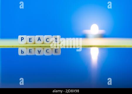 Lettere di pace fatte con cubi di legno. Foto Stock