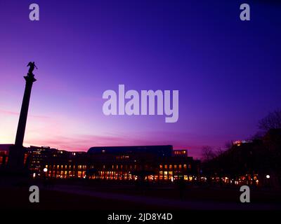 Via dei Re. Silhouette e vista colorata della Koenigstrasse di Stoccarda di notte. Foto Stock