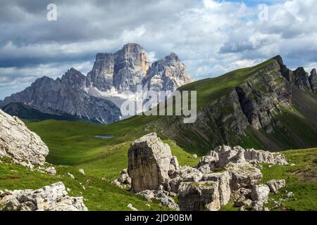 Monte Pelmo e Mondeval. Lago Baste. Le Dolomiti. Alpi Italiane. Europa Foto Stock