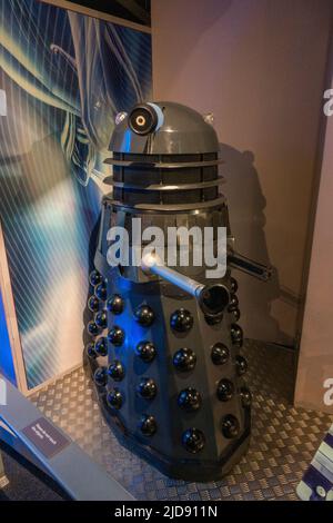 Replica di dimensioni complete di un Dalek 1975 come visto su Dr Who (con Tom Baker) in mostra in un museo dei media. Foto Stock