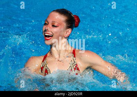 Budapest, Ungheria, 18th giugno 2022. Audrey Lamothe del Canada compete nella finalissima tecnica solo per donne nel nuoto artistico il secondo giorno dei campionati mondiali FINA di Budapest 2022 presso il complesso Acquatico Nazionale Alfred Hajos di Budapest, Ungheria. Giugno 18, 2022. Credit: Nikola Krstic/Alamy Foto Stock