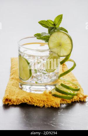Acqua fresca di lime ghiacciata con menta Foto Stock