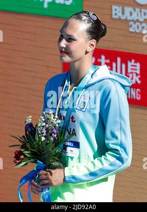 Budapest, Ungheria, 18th giugno 2022. Marta Fiedina di Ucraina si pone durante la cerimonia della medaglia compete nella finale tecnica solo delle Donne Artistic Swimming il giorno due dei campionati mondiali FINA di Budapest 2022 al complesso Acquatico Nazionale di Alfred Hajos a Budapest, Ungheria. Giugno 18, 2022. Credit: Nikola Krstic/Alamy Foto Stock