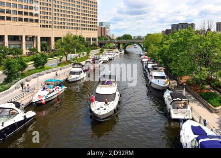 Ottawa, Canada - 30 giugno 2013: Barche ancorate nel canale Rideau mentre i turisti si preparano a celebrare il giorno successivo il Canada Day. Foto Stock