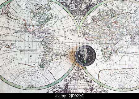 Bussola si trova su un'antica mappa del mondo Foto Stock