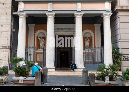 Napoli, Italia. Maggio 27, 2022. Ingresso alla Basilica di Santa Lucia a Mare a Napoli Foto Stock