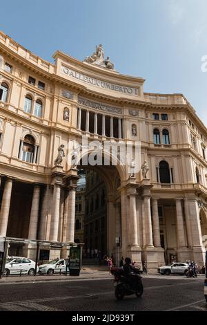 Napoli, Italia. Maggio 27, 2022. Galleria Umberto i, l'ingresso principale della famosa galleria commerciale pubblica di Napoli Foto Stock