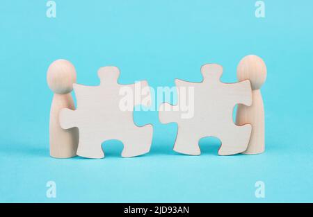 Due uomini con pezzi di puzzle hanno costruito una squadra, collegare le parti insieme, corporate nel lavoro di squadra, comunicazione e concetto di supporto Foto Stock