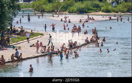 Monaco di Baviera, Germania. 19th giugno 2022. I bagnanti si raffreddano presso e nel fiume Isar, che scorre attraverso il centro della capitale bavarese. Credit: Peter Kneffel/dpa/Alamy Live News Foto Stock