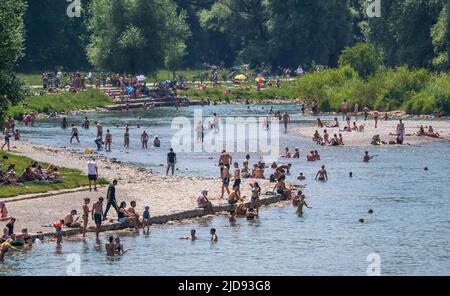 Monaco di Baviera, Germania. 19th giugno 2022. I bagnanti si raffreddano presso e nel fiume Isar, che scorre attraverso il centro della capitale bavarese. Credit: Peter Kneffel/dpa/Alamy Live News Foto Stock