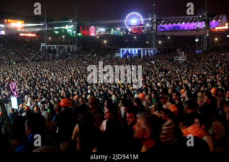 Lisbona, Portogallo. 18th giugno 2022. I festaioli frequentano la roccia a Rio Lisboa 2022 a Lisbona, Portogallo, 18 giugno 2022. Credit: Pedro Fiuza/Xinhua/Alamy Live News Foto Stock