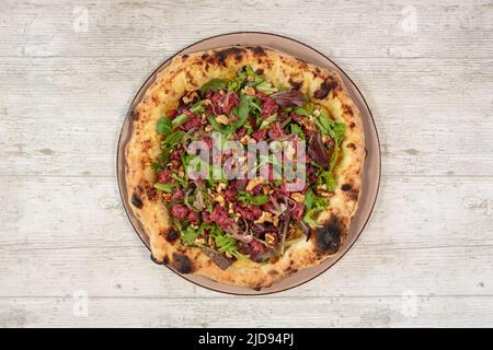 Pizza italiana fatta a mano fresca su tavolo in legno con vista ad angolo alto Foto Stock