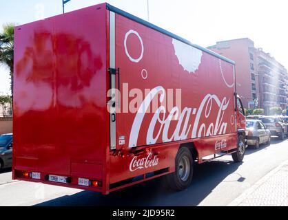 Camion Coca-Cola che attraversa il traffico nel centro di Marrakech, Marocco Foto Stock