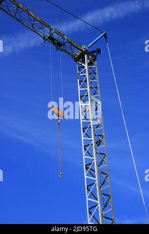 Gancio su una gru da cantiere, per il trasporto di pesi pesanti con una catena Foto Stock