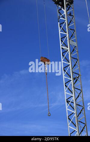 Gancio su una gru da cantiere, per il trasporto di pesi pesanti con una catena Foto Stock